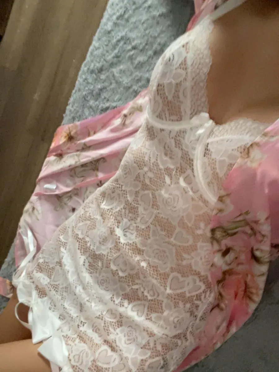 Lorina, dentelle blanche et kimono fleuri